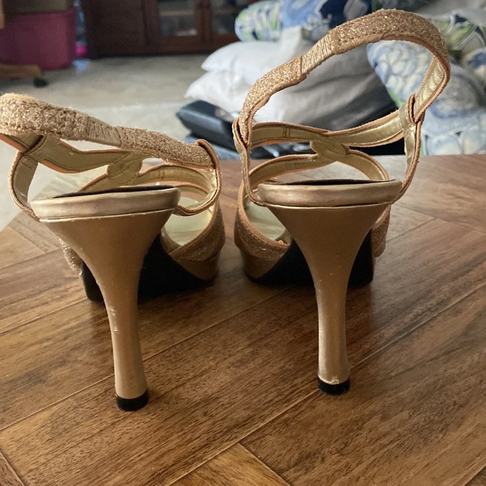 Gold heels - Picture 3 of 6